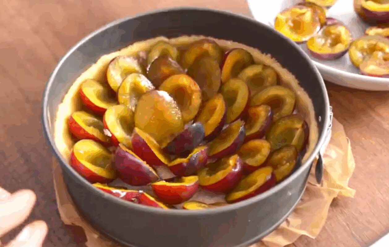 Рецепт смачного і соковитого пирога зі сливами до чаю