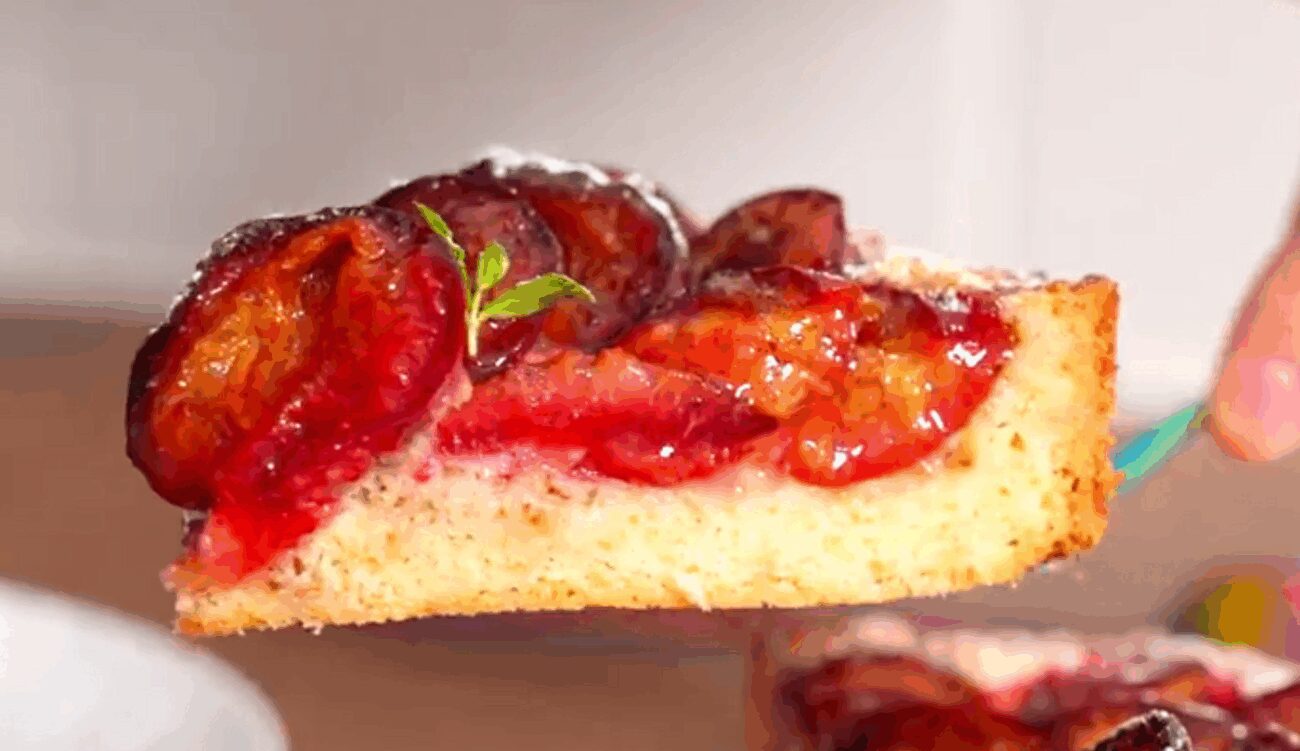 Рецепт смачного і соковитого пирога зі сливами до чаю