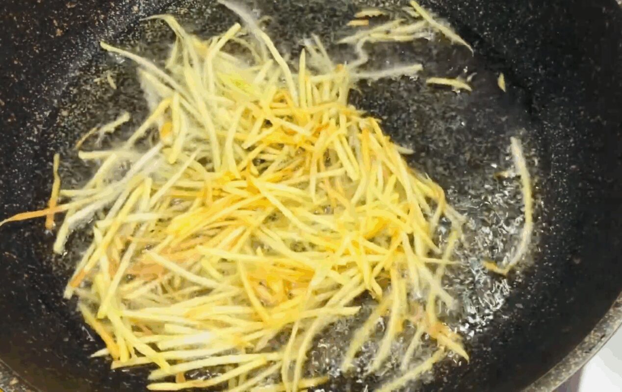 Рецепт дуже смачного святкового салату з м'ясом  