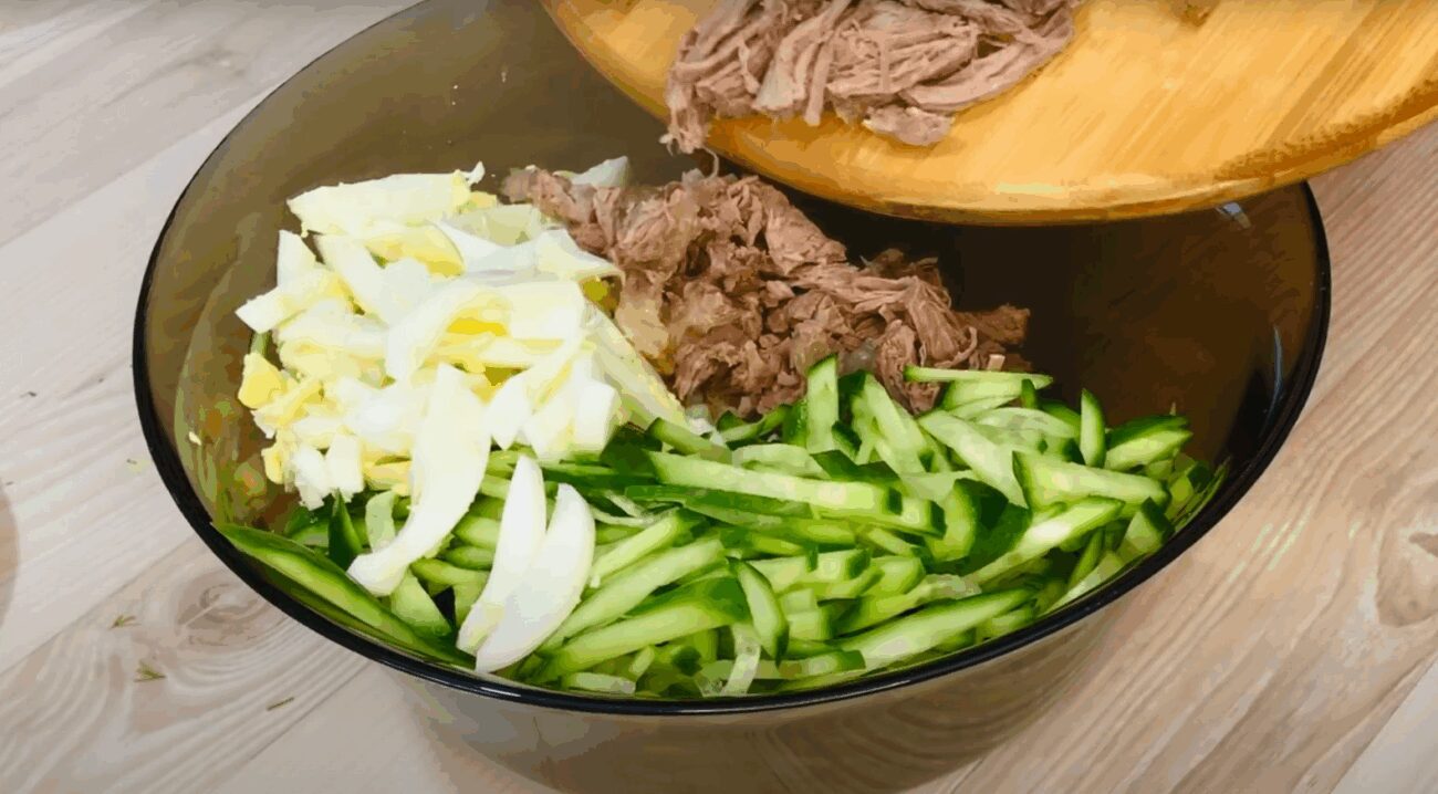 Рецепт дуже смачного святкового салату з м'ясом