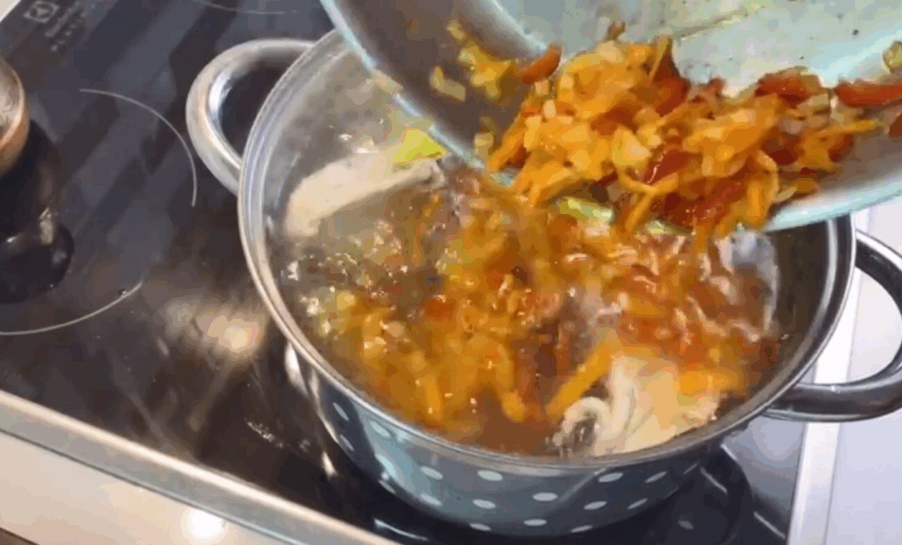 Рецепт смачного і наваристого супу з простих продуктів для всієї сім'ї 