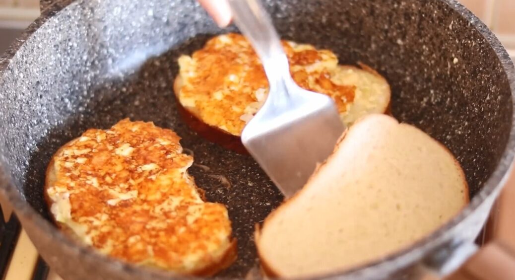 “Гарячі бутерброди з фаршем”: рецепт із 90-х, що знову повернувся на наші кухні 