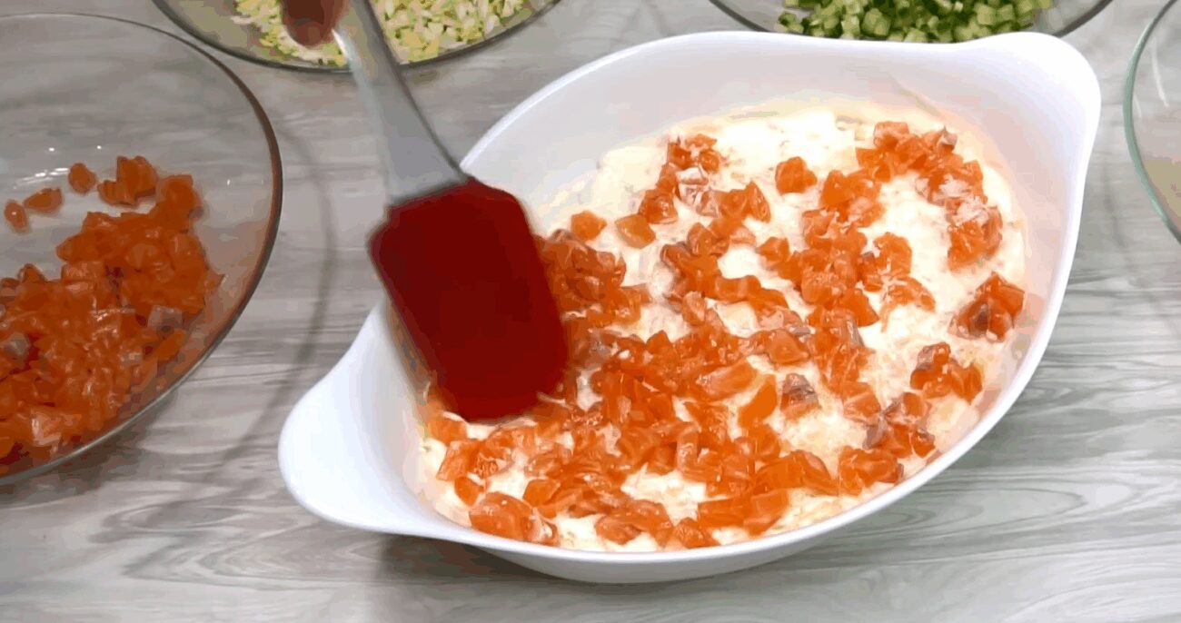 Рецепт смачного святкового салату Червоний захват з рибою