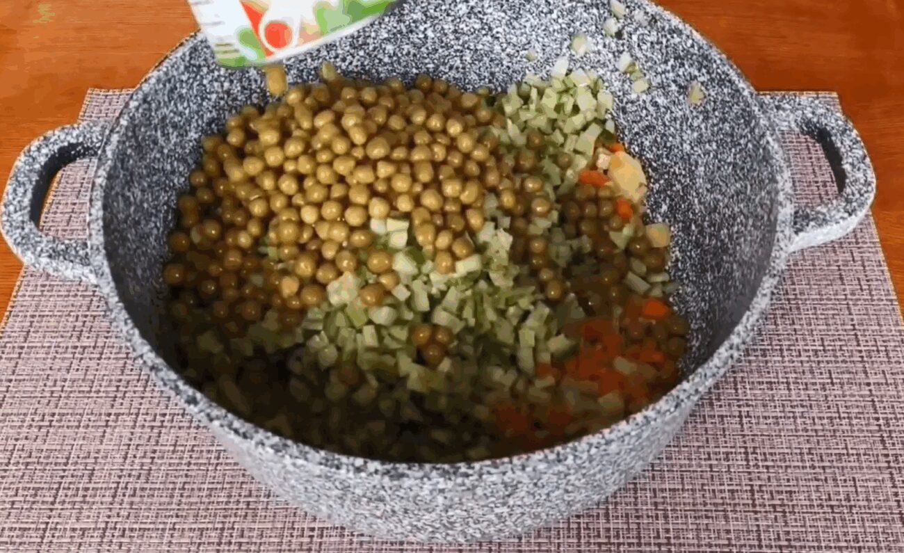 Кулінари розповіли, як приготувати салат Олів'є без майонезу