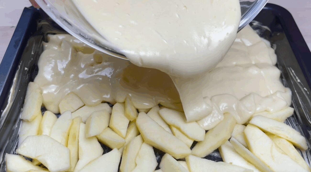 Рецепт ніжного і соковитого яблучного пирога на молоці