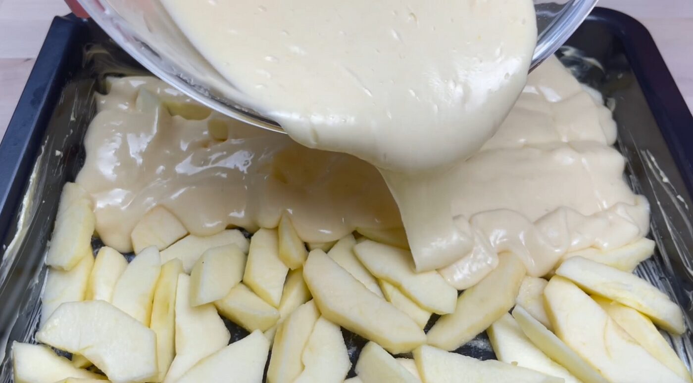 Рецепт ніжного і соковитого яблучного пирога на молоці