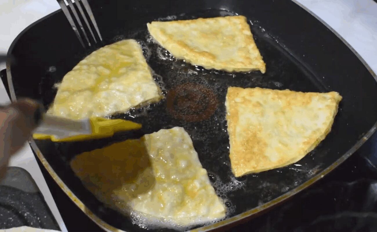 Рецепт смачних і соковитих лінивих чебуреків за 10 хвилин