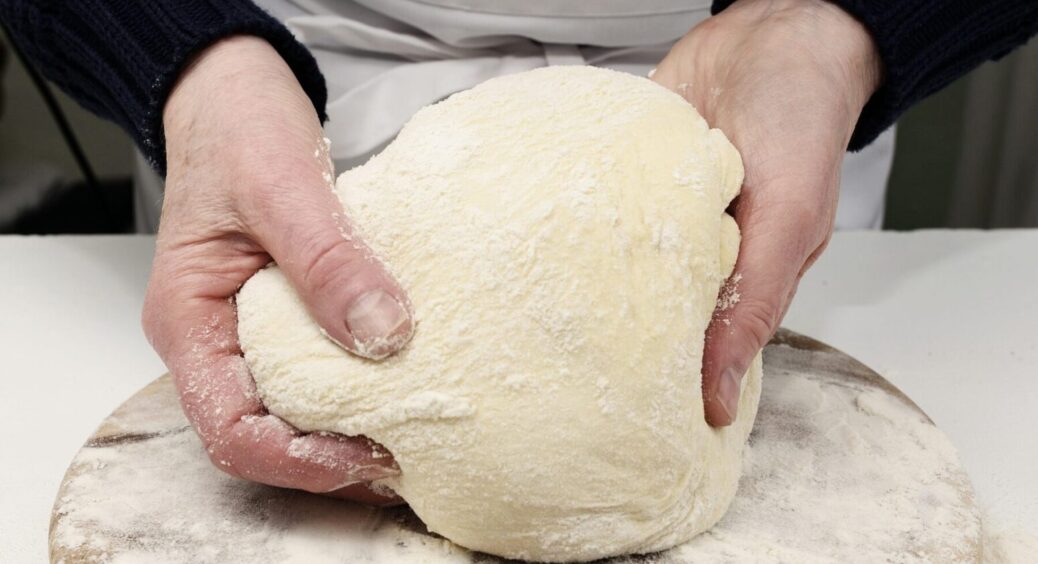 Не чекаю годинами, поки тісто підніметься: секрет пористої дріжджової випічки за 30 хвилин 