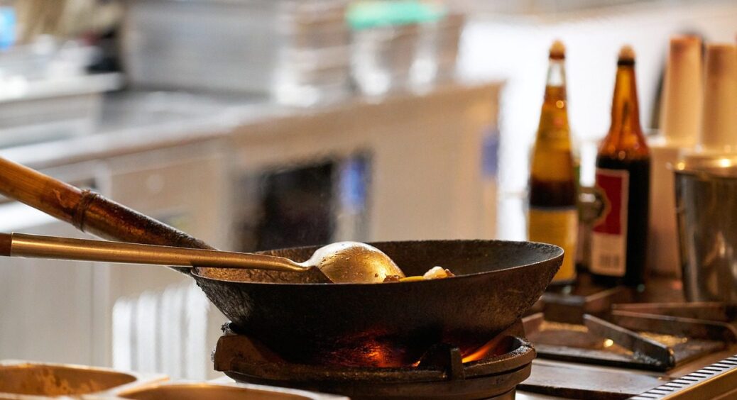 Візьміть 4 інгредієнти, змішайте – від нагару й сліду не залишиться: лайфхак з Київщини 