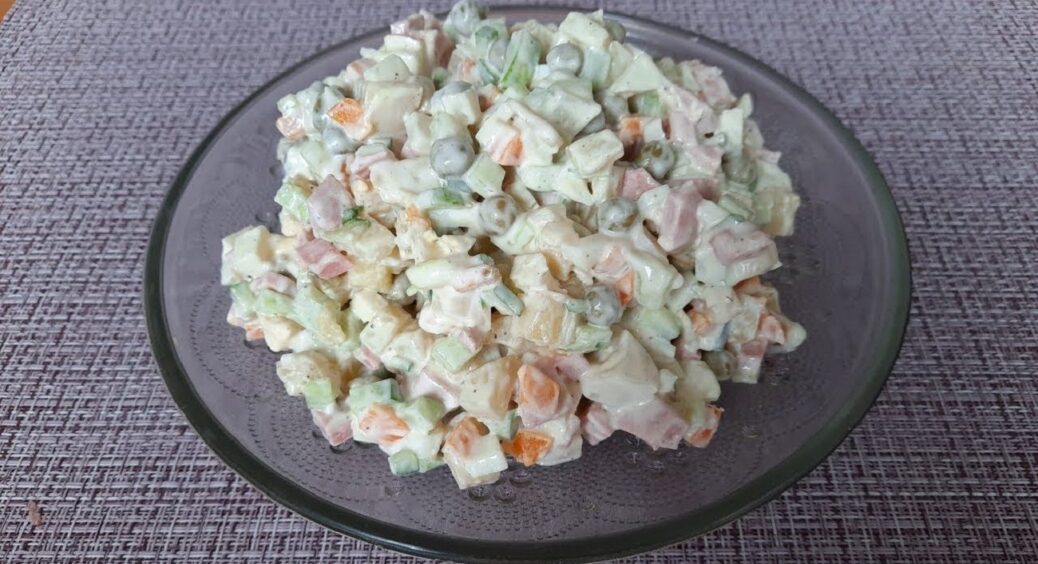 Як змінити “Олів’є”, щоб він був без майонезу: салат “Святковий” з 6 інгредієнтів + горошок 