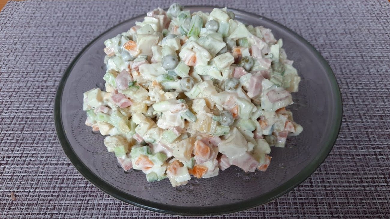 Кулінари розповіли, як приготувати салат Олів'є без майонезу