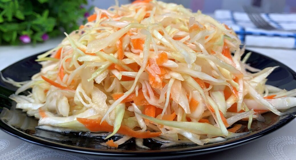 Зробіть це на початку – і квашена капуста ніколи не гірчитиме: бабусин метод з Чернівців 