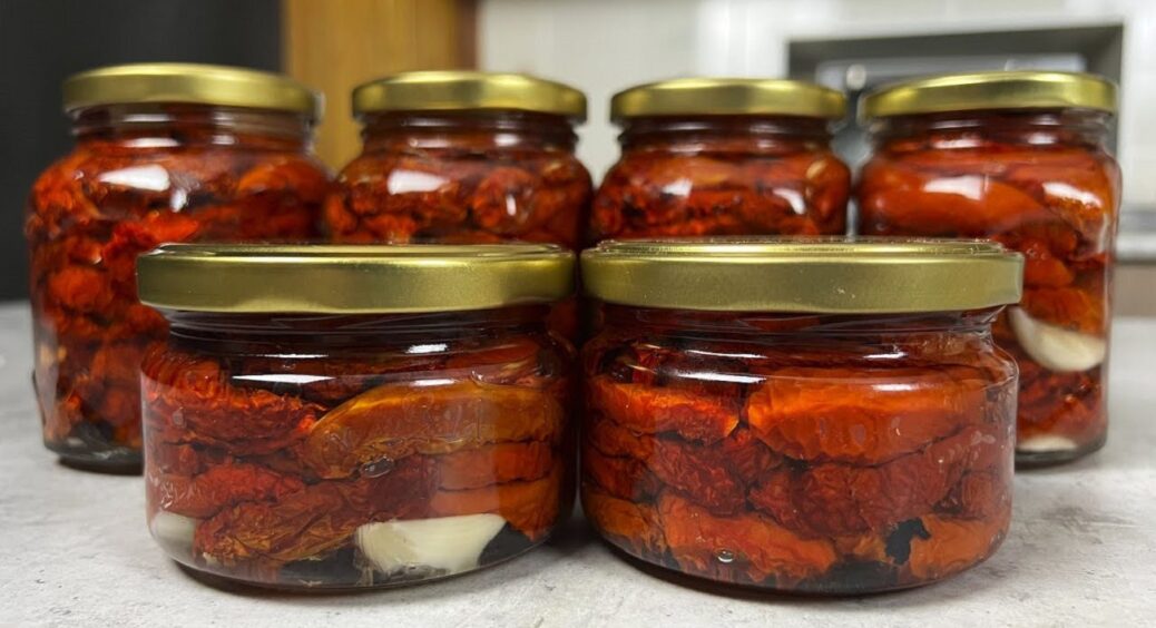 Без варіння й гостренька: найпростіший спосіб приготування аджики на зиму-2026 