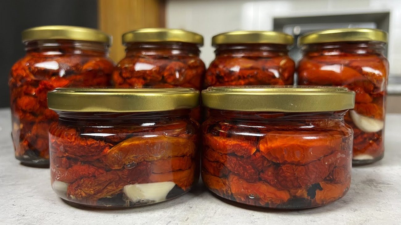 Кулінари розповіли, як легко та смачно закрити аджику на зиму без варіння