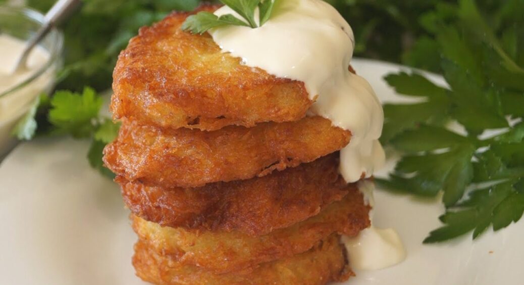 Натріть картоплю і додайте шинку. Ці деруни з начинкою — 2 в 1 – і гарнір, і гаряча закуска 