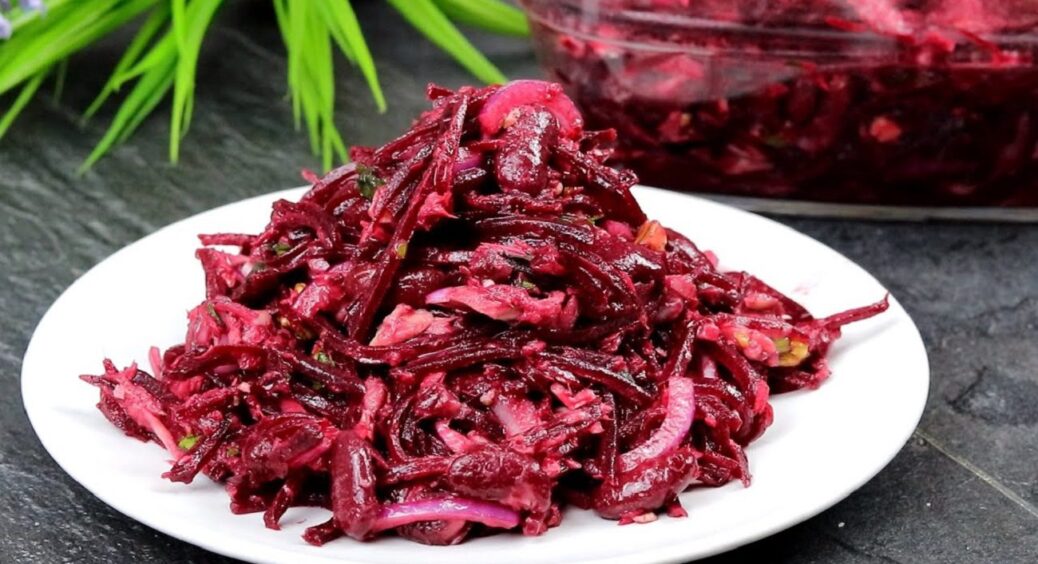 Цей салат з буряком — моя слабкість: готую його на сніданок, обід та вечерю 