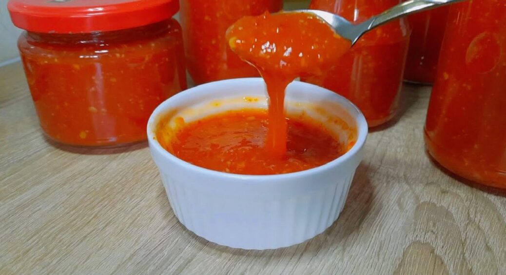 Увесь секрет не в помідорах: консервую такий солодко-кислий соус по-львівськи щороку 