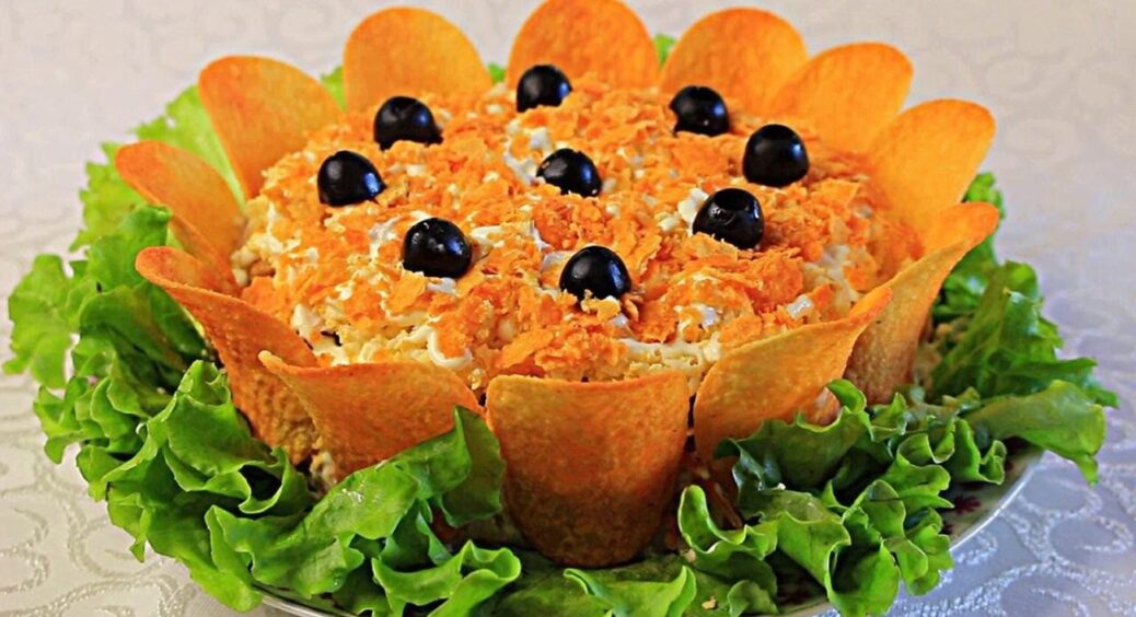 Цей салат “Золоте курча” – моя фірмова страва: всього 4 інгредієнти та 10 хвилин 