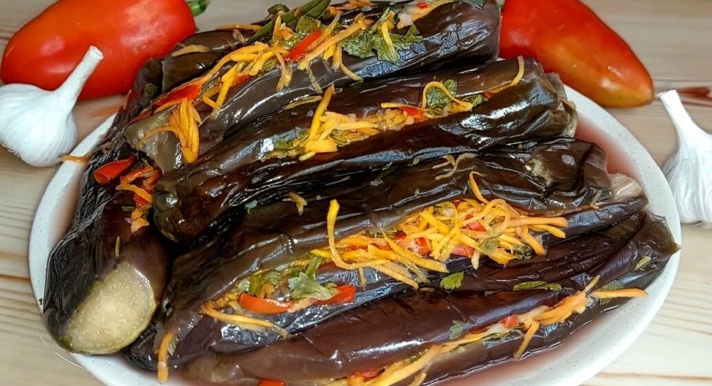 Квашені фаршировані баклажани “Лише для своїх”: закуска, яка пасує до 9 з 10 страв 