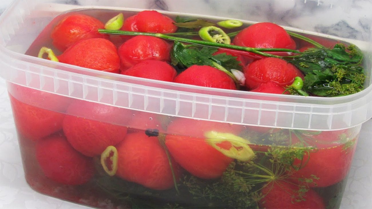 Рецепт дуже смачних маринованих помідорів без шкірочки за добу