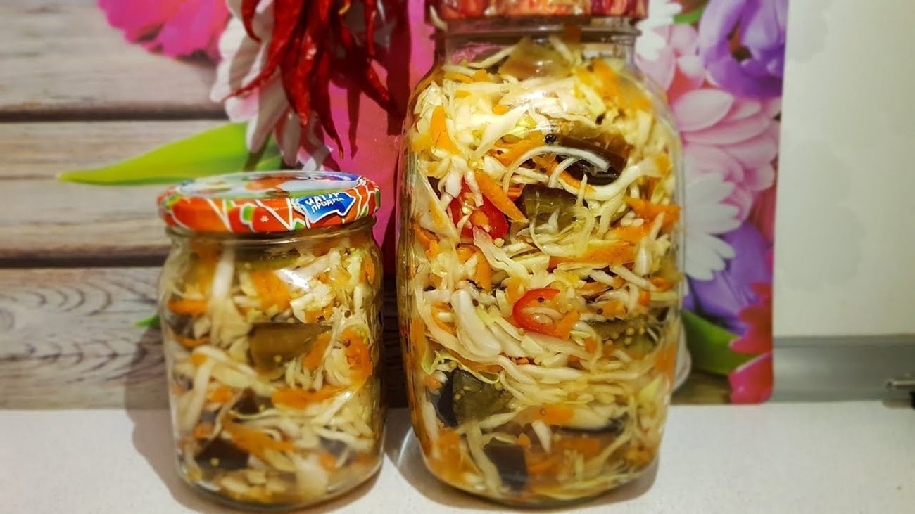 Господині поділилися рецептом салату з капусти і баклажанів на зиму