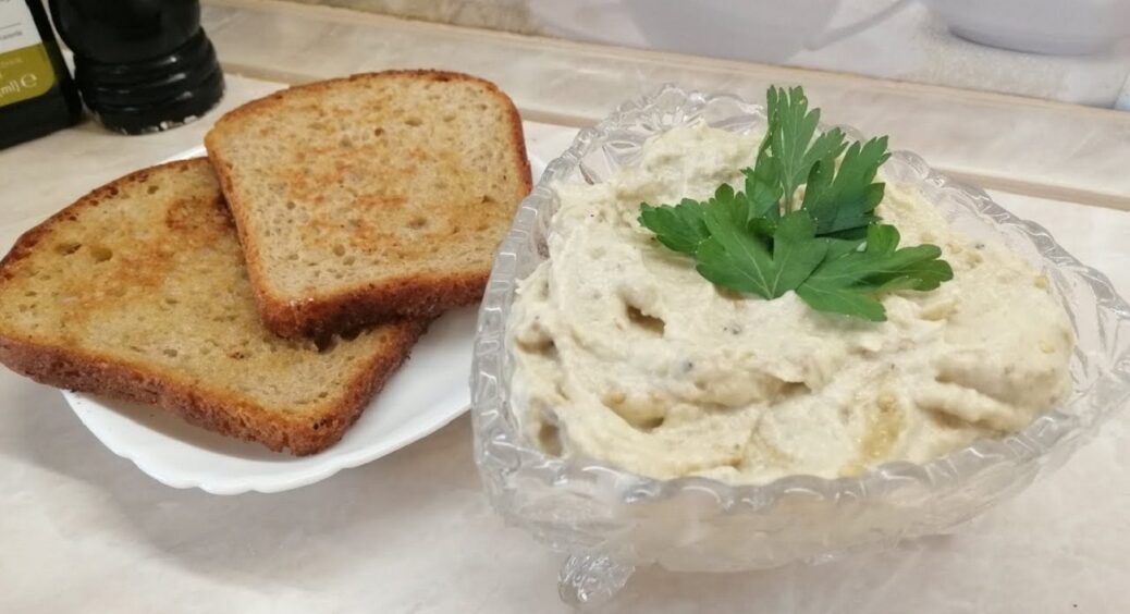 Плавлені сирки та яйця: неймовірна смакота до свят – рецепт ситної намазки з 3 інгредієнтів 