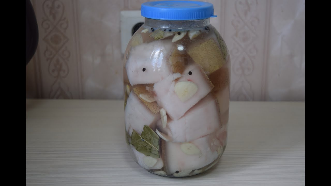 Експерти розповіли рецепт, як засолити сало в банках