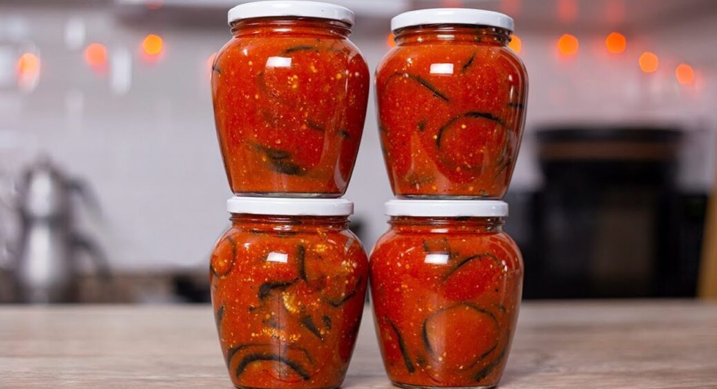 Нарізала, потушкувала і в банки: 2 кроки, і маємо салат “Тбілісі” – смачні баклажани на зиму 