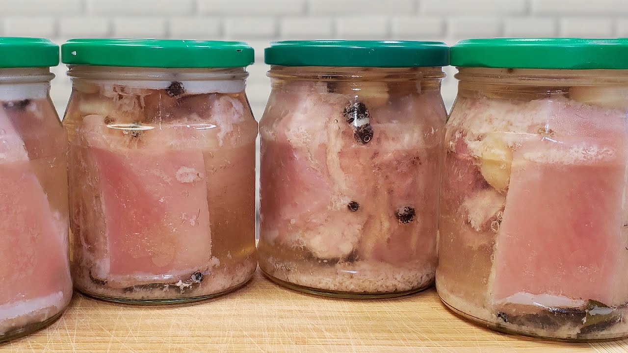 Експерти розповіли рецепт, як засолити сало в банках