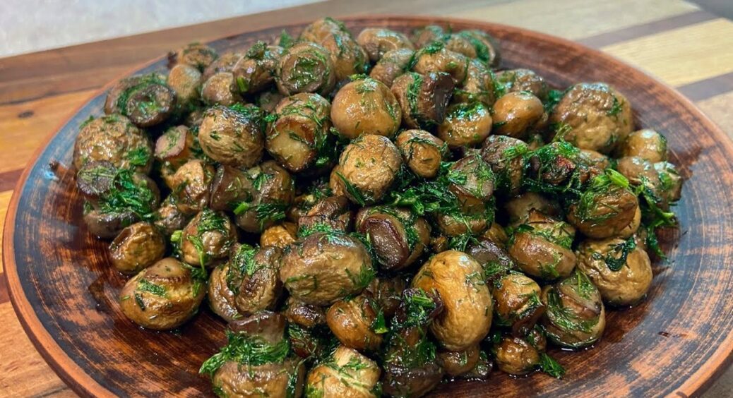 Смажені печериці з часником: не просто гарнір, а головна зірка столу! Гриби на смак як м’ясо 