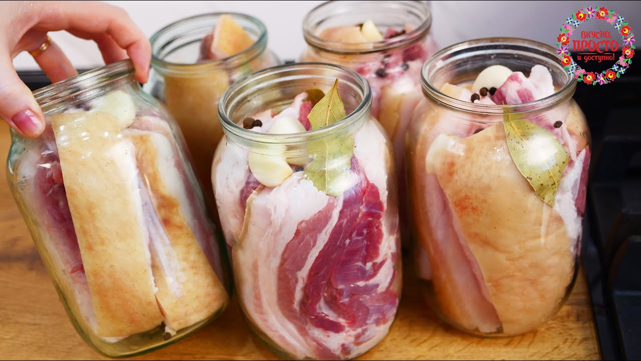 Експерти розповіли рецепт, як засолити сало в банках