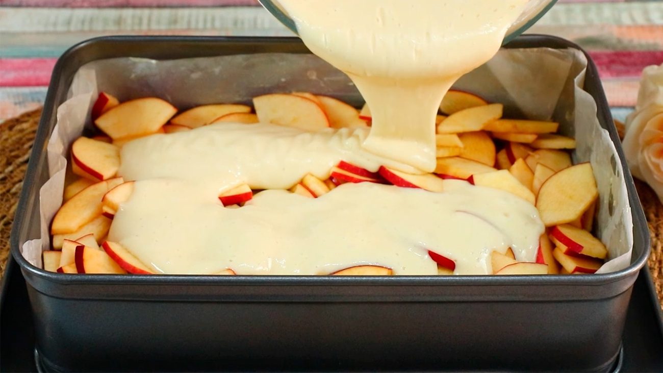 Рецепт пухкого і ніжного яблучного пирога на молоці