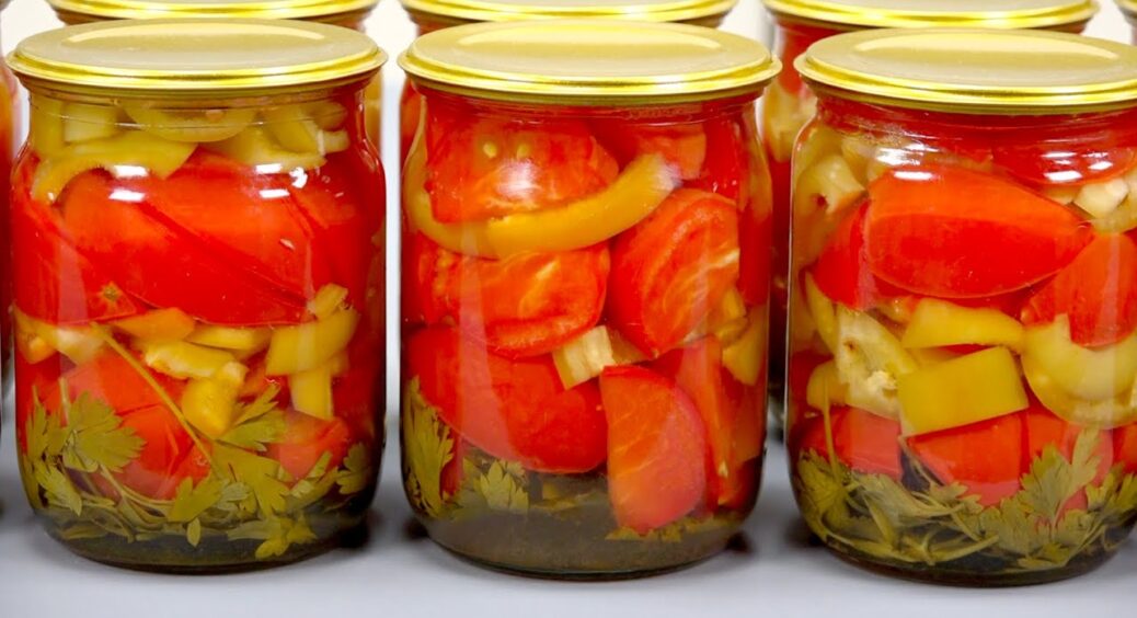 Поки є помідори – цей простий салат на консервацію обовʼязковий: взимку зʼїдається першим 