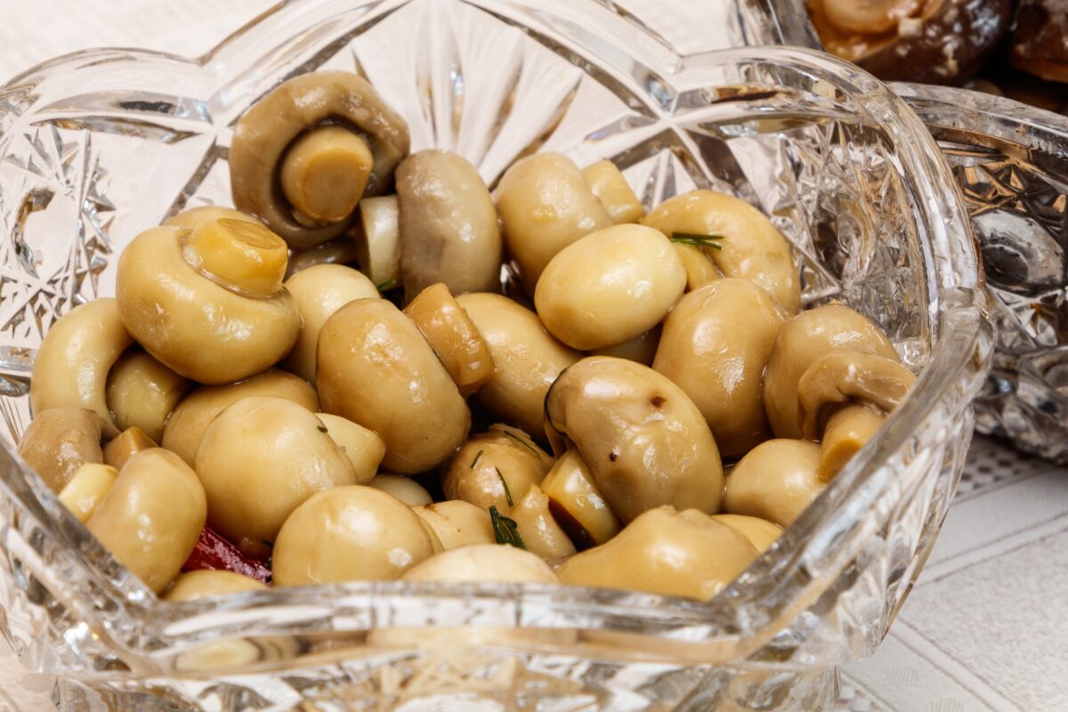 Кулінари пояснили, які гриби в жодному разі не слід маринувати в одній банці