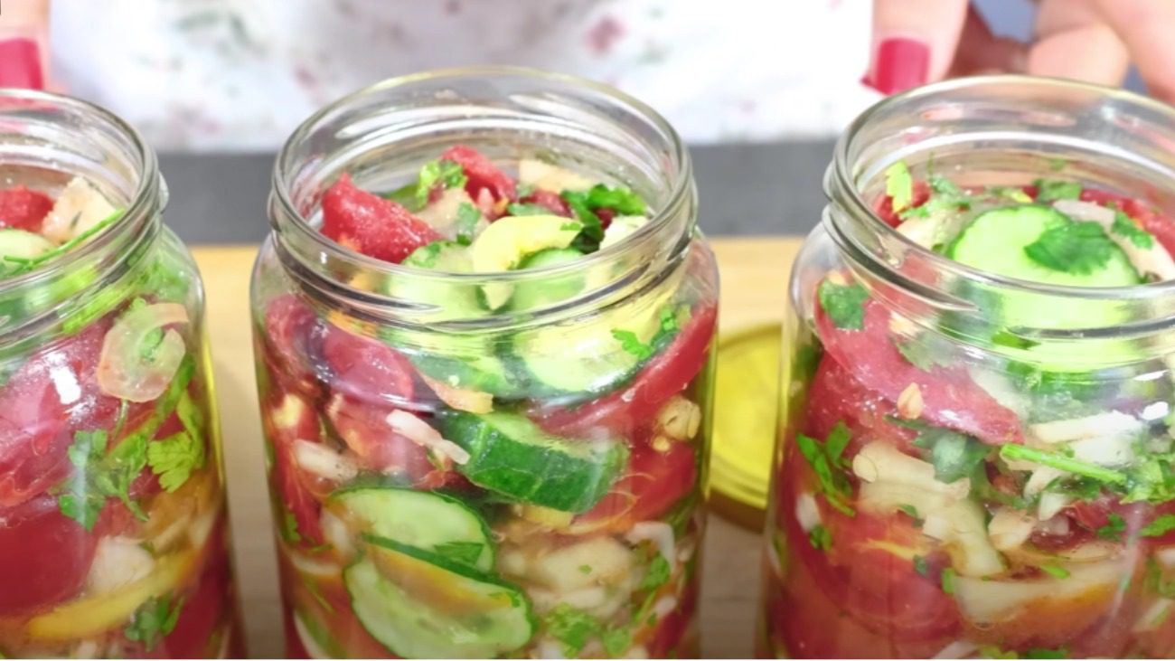 Кулінарка дала рецепт найкориснішого салату з овочів на зиму