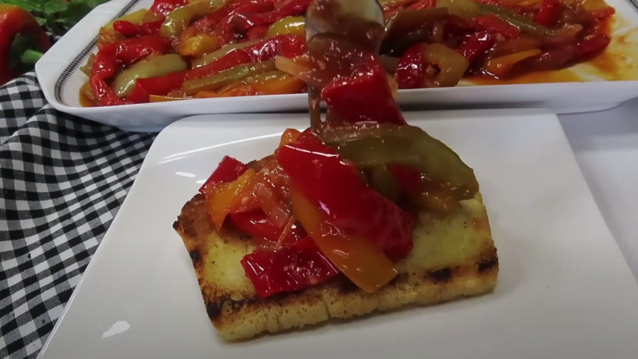 Кулінарка дала рецепт улюбленої італійцями страви з перцем, томатом та цибулею