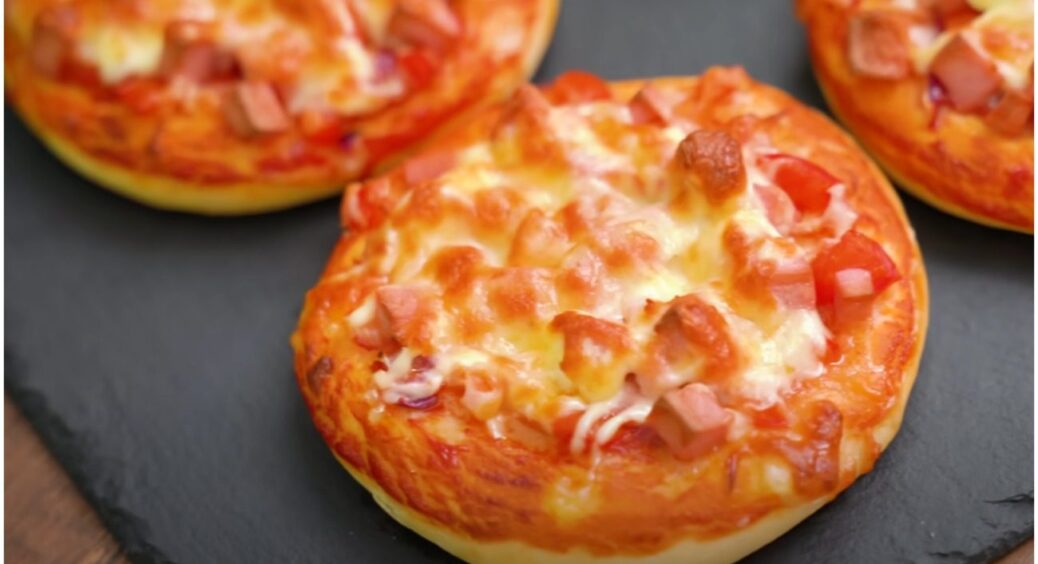 Домашні міні-піци, як із шкільного буфету: на прохання своїх дітей я дізналася справжній рецепт 