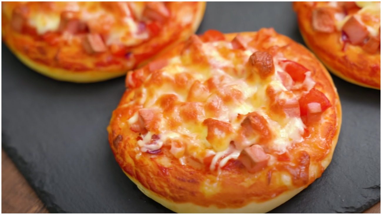 Кулінарка дала рецепт міні-піци, як зі шкільного буфету