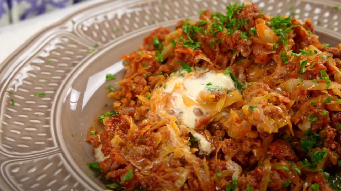 Кулінарка розповіла, як можна приготувати смачну вечерю з капусти та фаршу