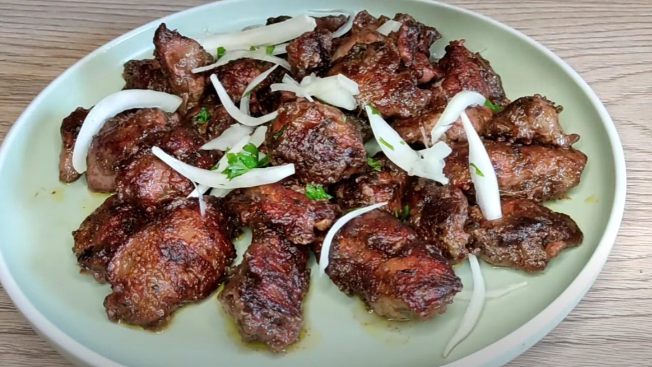 Кулінарка розповіла, як приготувати смажену курячу печінку як шашлик