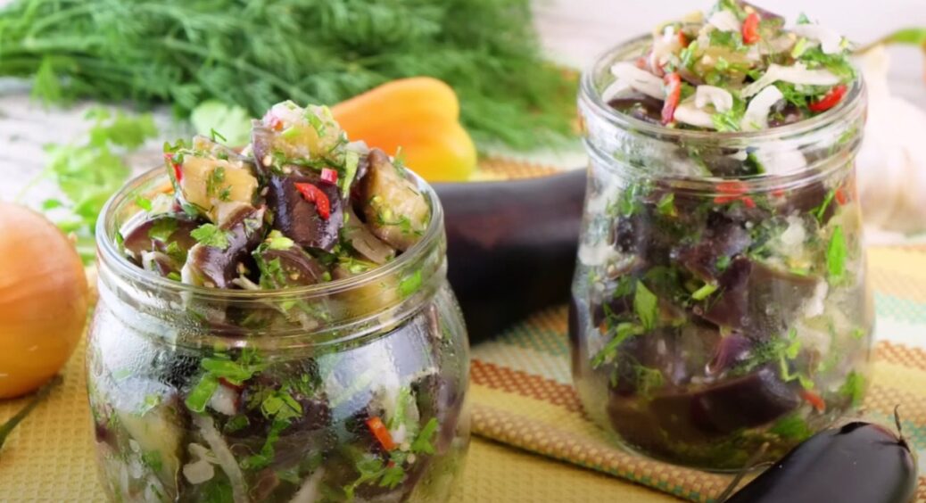 Хіт сезону! Його готує весь наш 5-й поверх сусідів: найсмачніший салат з баклажанів на зиму 