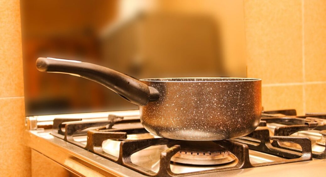 Лимонна кислота – НІ: якщо в каструлі пригоріло молоко – 1 лайфхак іде на поміч 