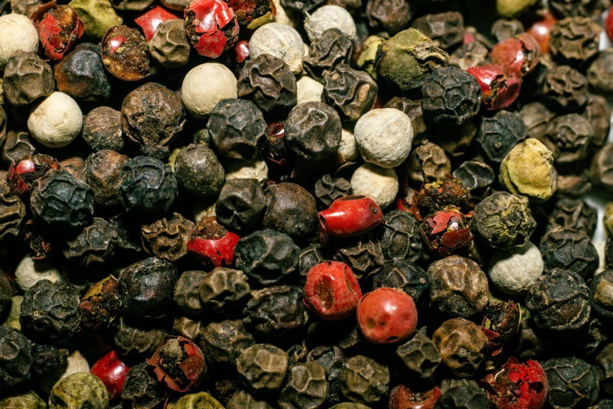 Садівники пояснили, для чого варто сипати на городі чорний перець