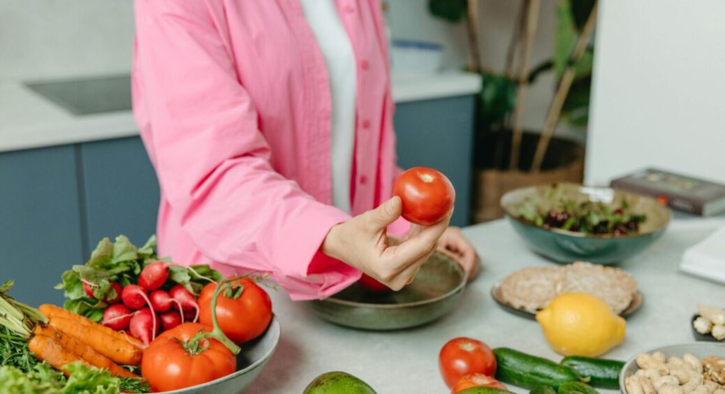 Чи можна їсти підгнилі або запліснявілі фрукти та овочі: відповідь, яка пояснює буквально ВСЕ 