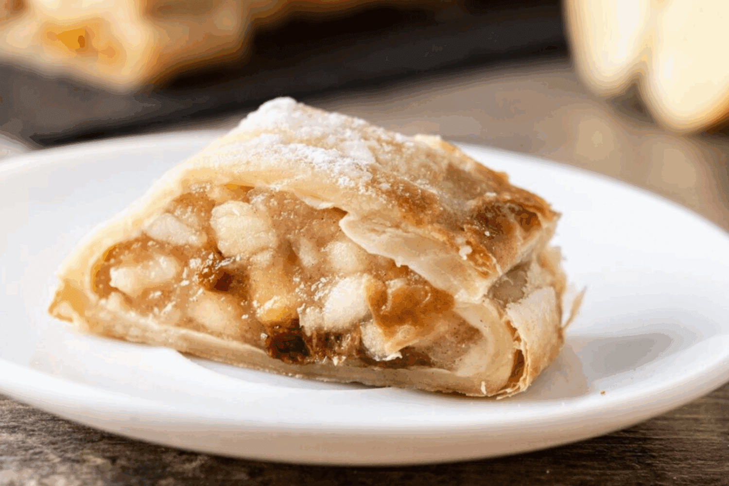 Господині розповіли рецепт млинців з яблуками – ідеальні на сніданок