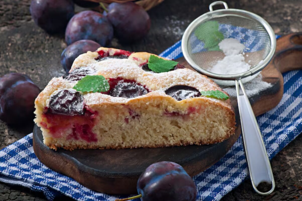 Кулінари розсекретили найпростіший рецепт сливового пирога