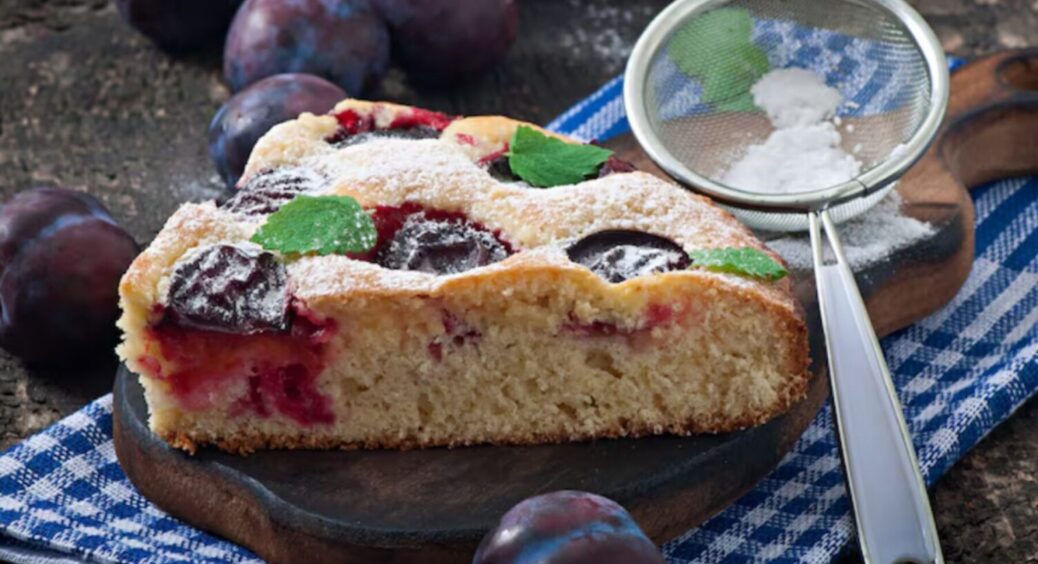 Зібрала сливи на дачі – і готую пиріг з 2 ложками цукру: таке хоч “діабетикам” подавай 