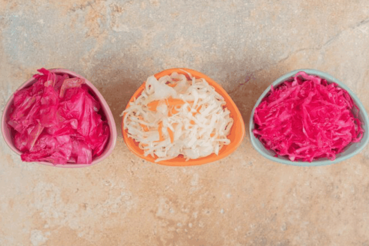 Кулінари розповіли рецепт маринованої капусти з морквою та буряком на зиму