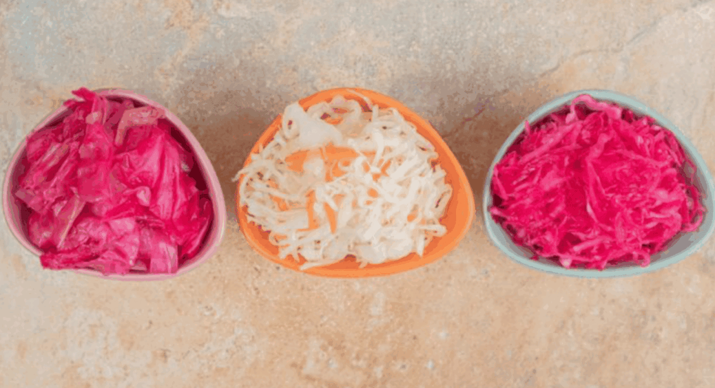 Мариную капусту за власним рецептом – всі просять, а я не кажу: 3 овочі + спеції. Страву подано 