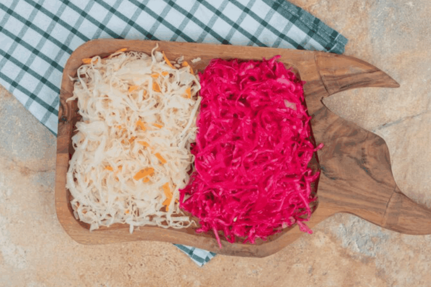 Кулінари розповіли рецепт маринованої капусти з морквою та буряком на зиму